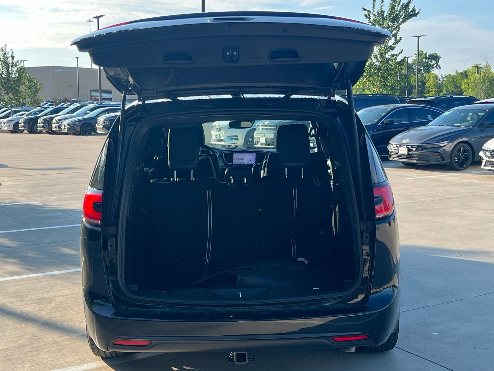Used 2022 Chrysler Pacifica Touring-L w/ S Appearance Package FWD image 17