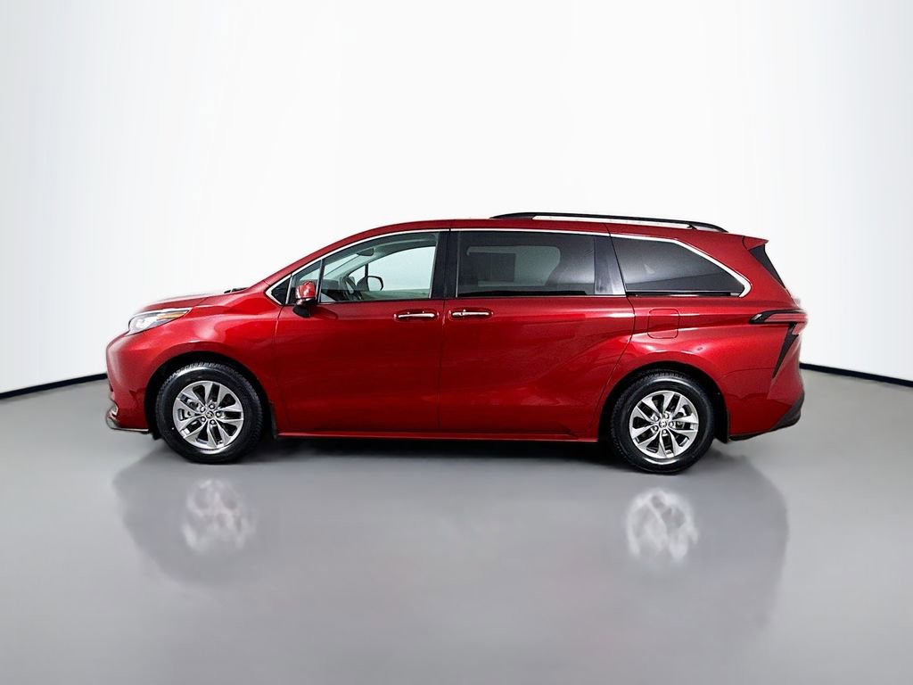Certified 2022 Toyota Sienna XLE image 4