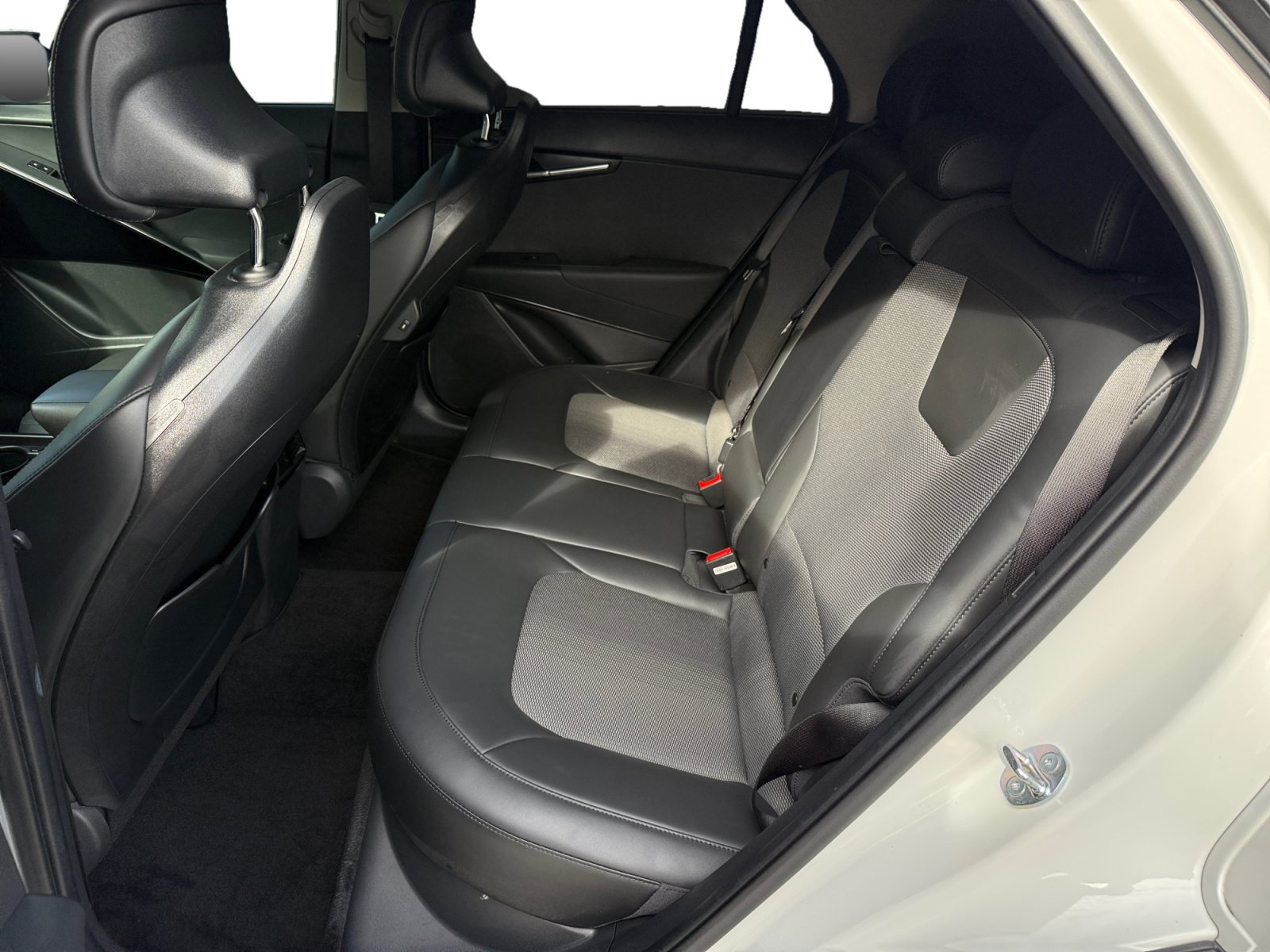 Used 2025 Kia Niro EX FWD image 16