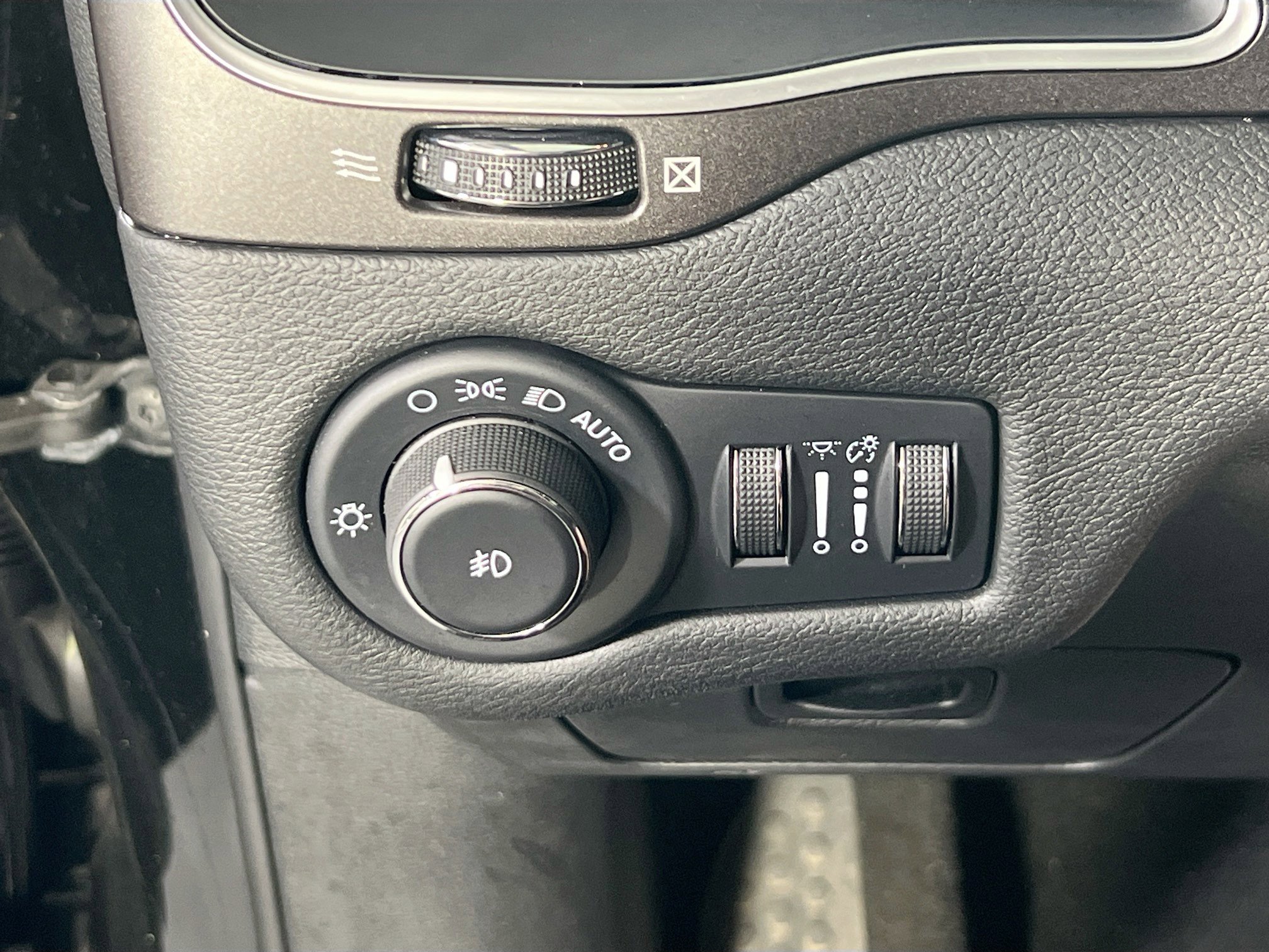 Used 2022 Jeep Cherokee Trailhawk w/ Sound & Nav Group AWD/4WD image 10