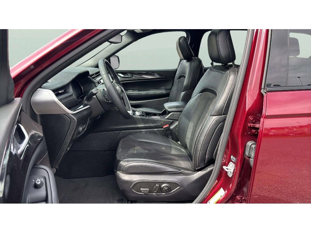 Used 2023 Jeep Grand Cherokee Altitude image 10