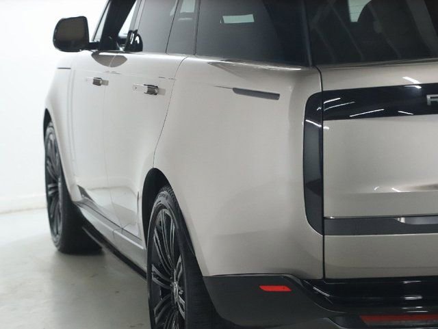Used 2023 Land Rover Range Rover SE image 6