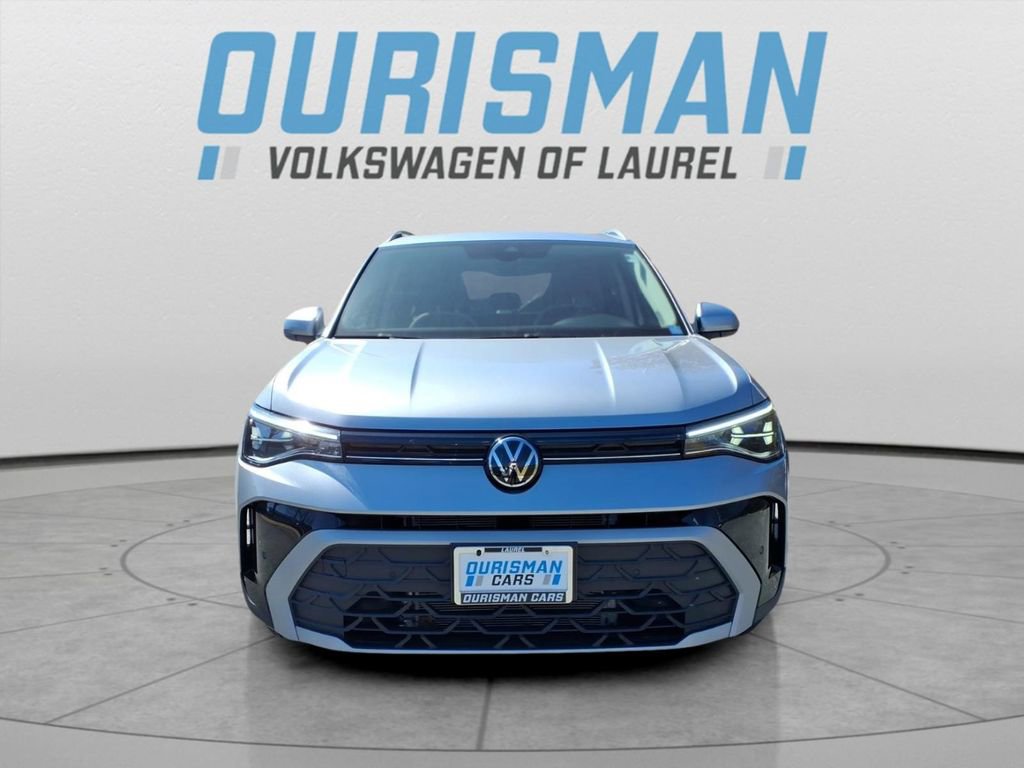 Certified 2025 Volkswagen Taos SE image 2