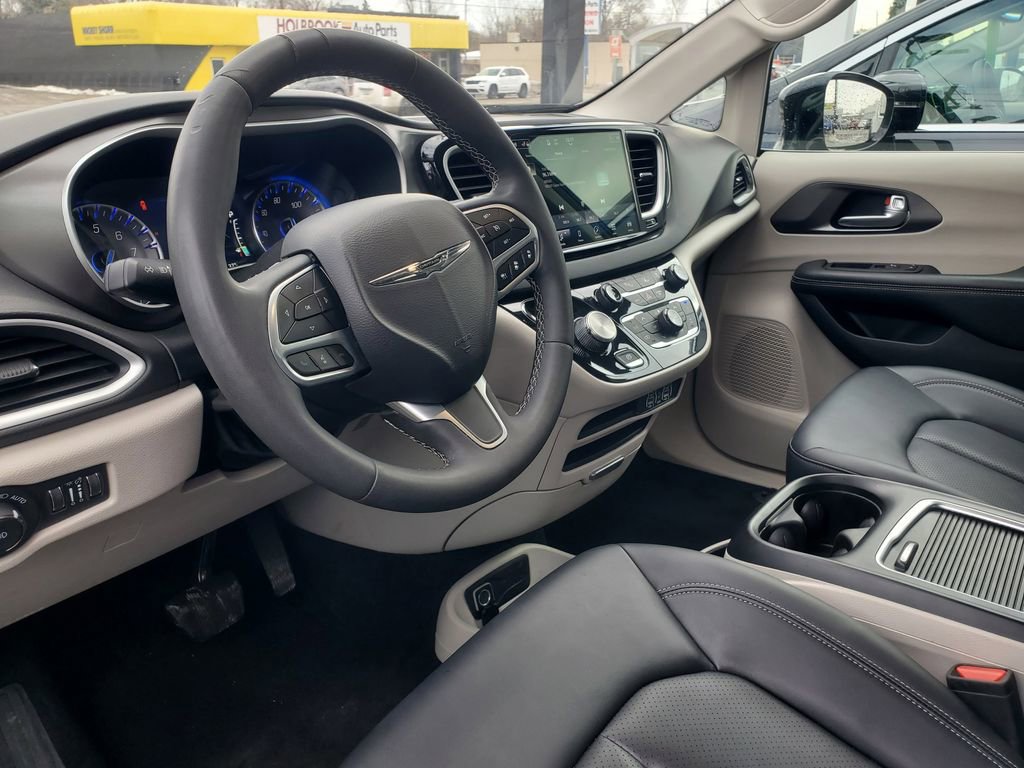 Used 2024 Chrysler Pacifica Touring-L image 19