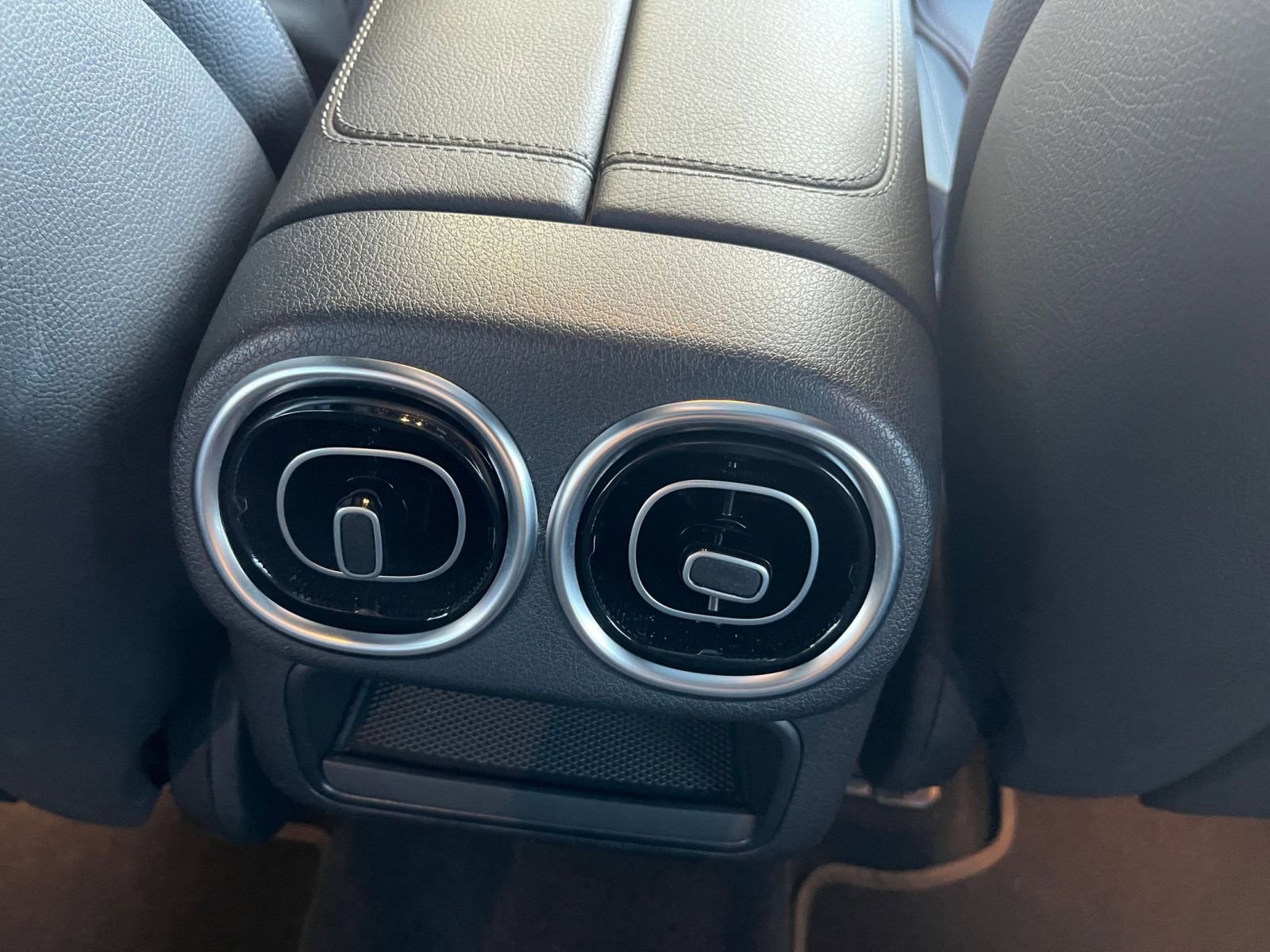 Used 2024 Mercedes-Benz GLC 300 4MATIC image 24