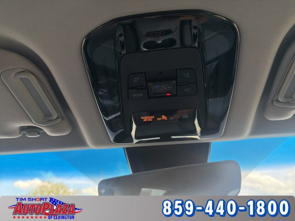 Used 2024 Toyota Venza XLE AWD/4WD image 31