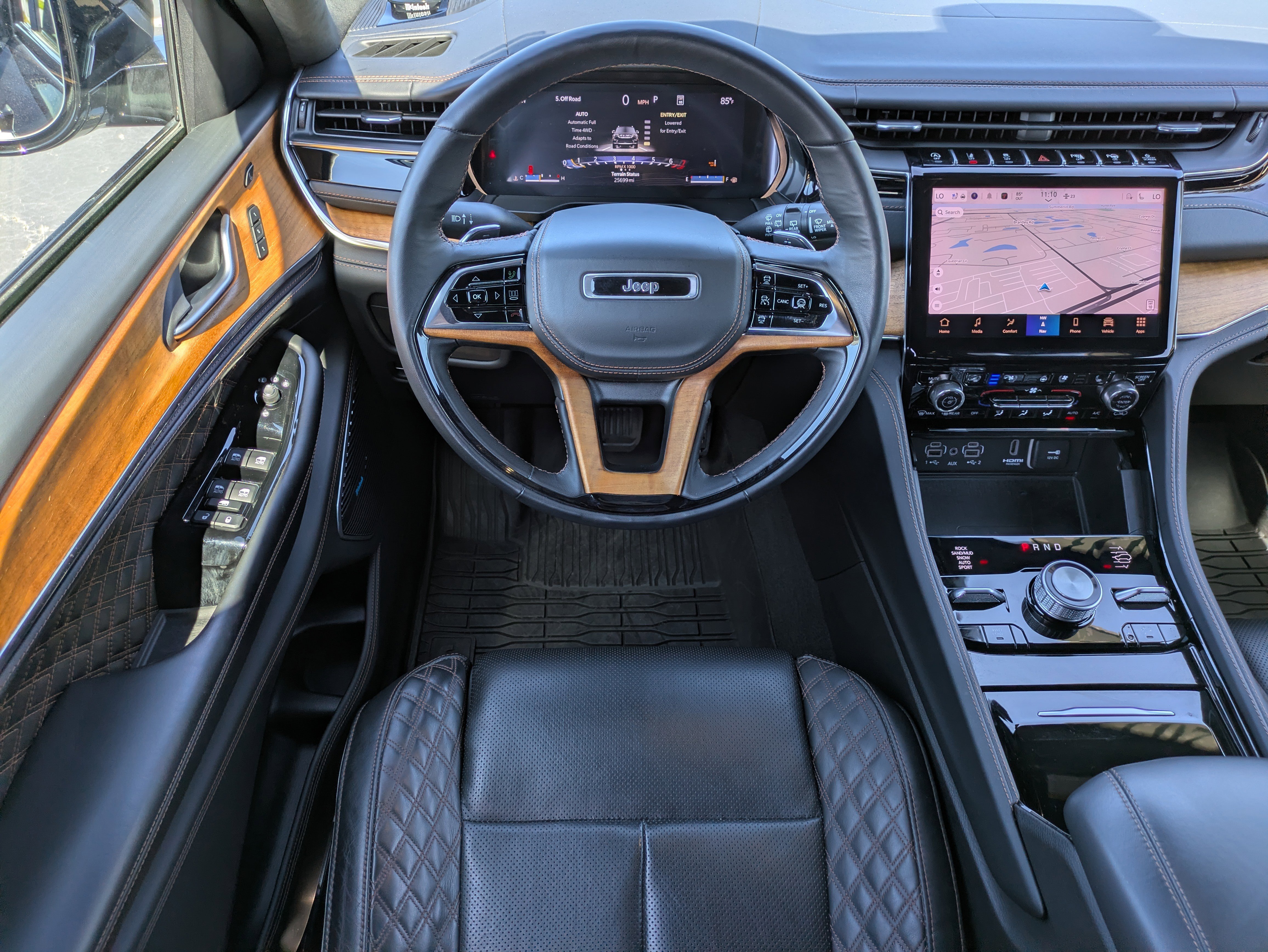 Used 2023 Jeep Grand Cherokee Summit AWD/4WD image 17