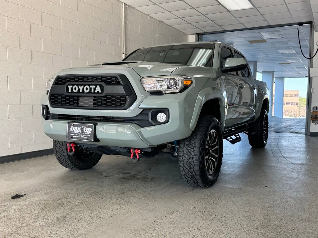 Used 2022 Toyota Tacoma TRD Sport w/ Technology Package image 21