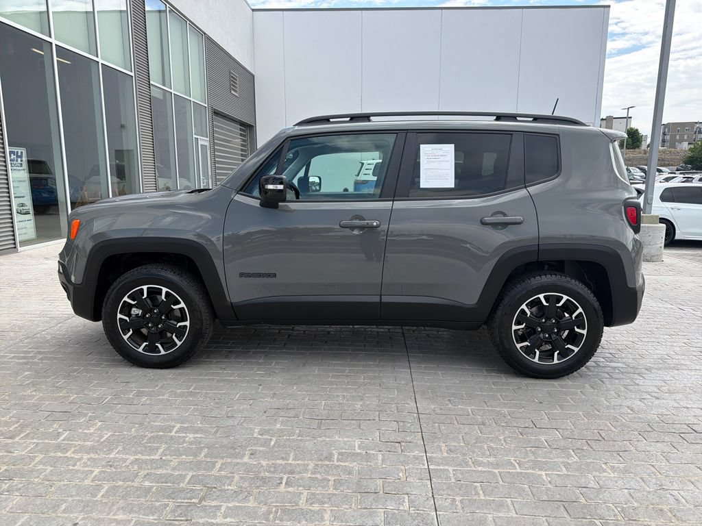 Used 2023 Jeep Renegade Latitude AWD/4WD image 2
