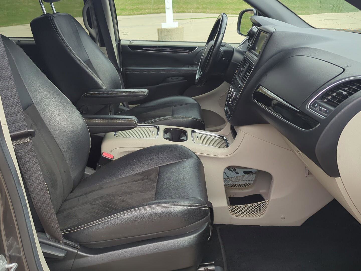 Used 2019 Dodge Grand Caravan SXT image 32