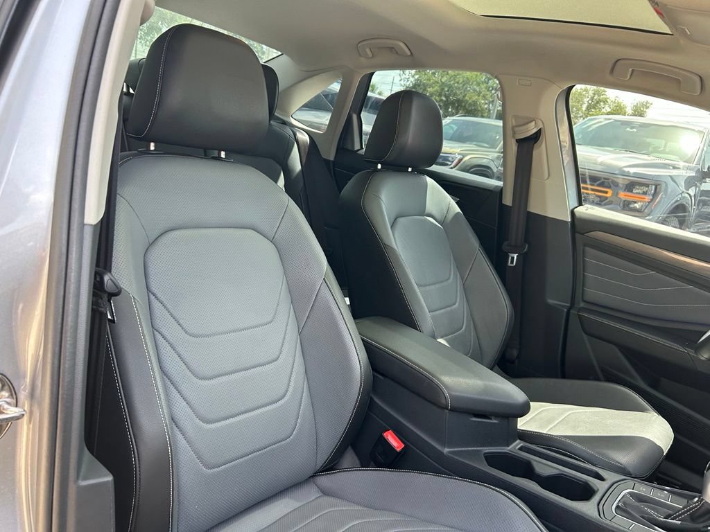 Used 2025 Volkswagen Jetta SEL FWD image 32