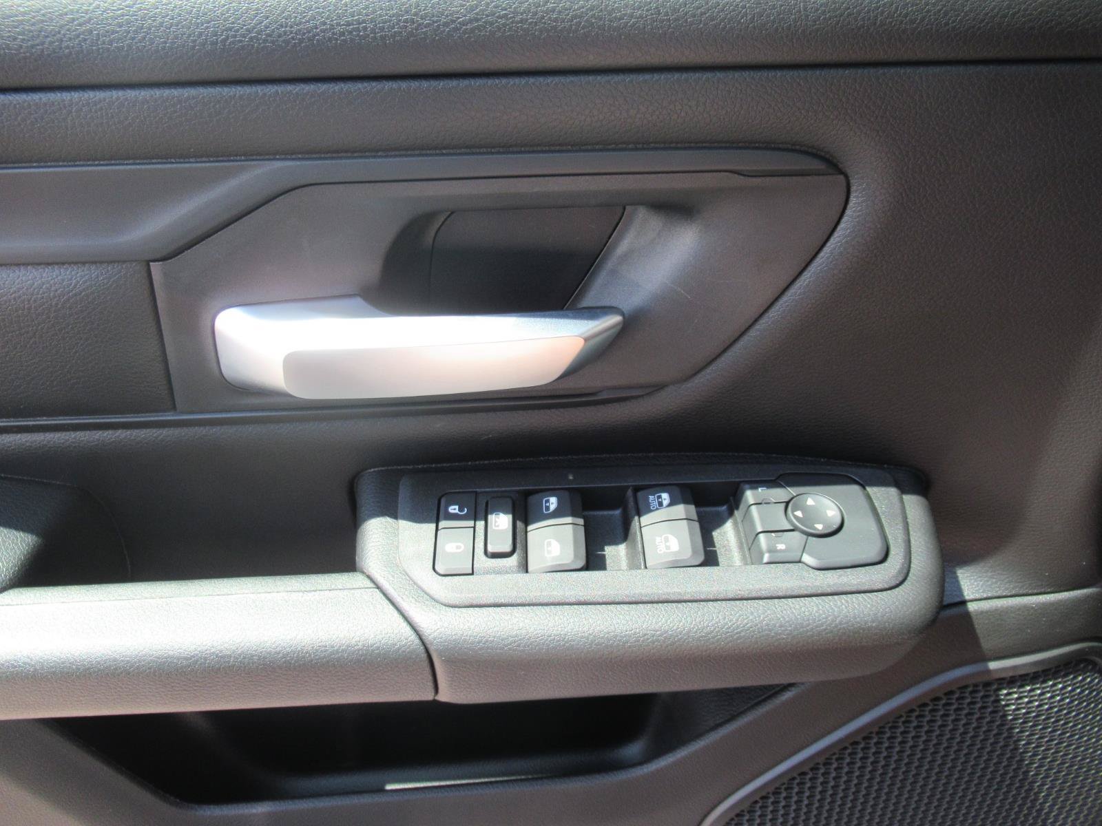 New 2026 RAM 1500 Express AWD/4WD image 23