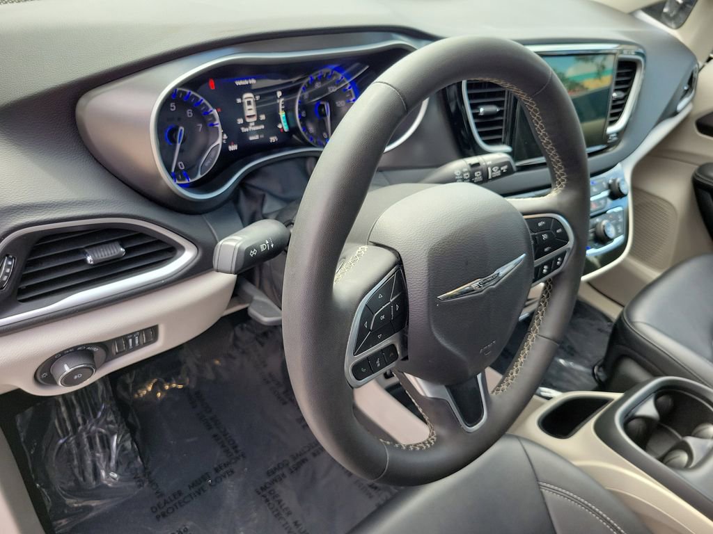 Used 2024 Chrysler Pacifica Touring-L FWD image 21