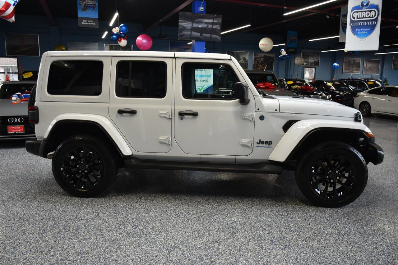 Used 2025 Jeep Wrangler Sahara image 2