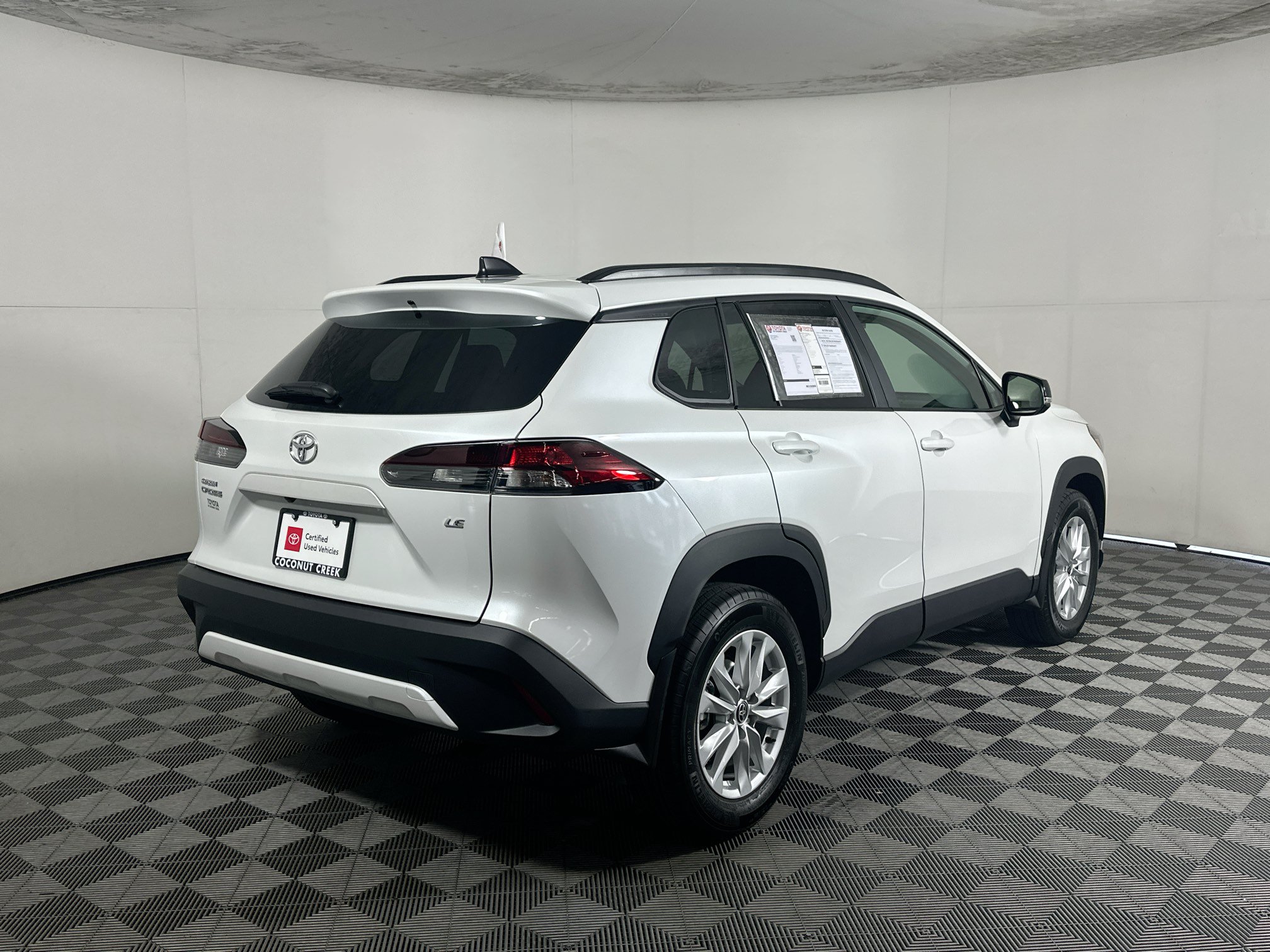 Used 2026 Toyota Corolla Cross LE FWD image 3
