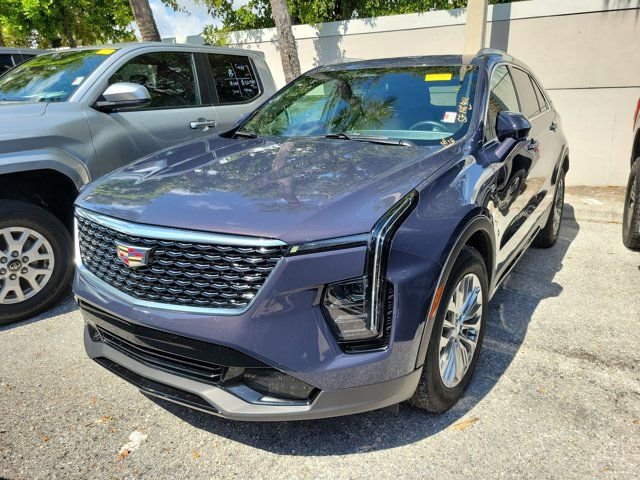 Used 2025 Cadillac XT4 Premium Luxury FWD image 3