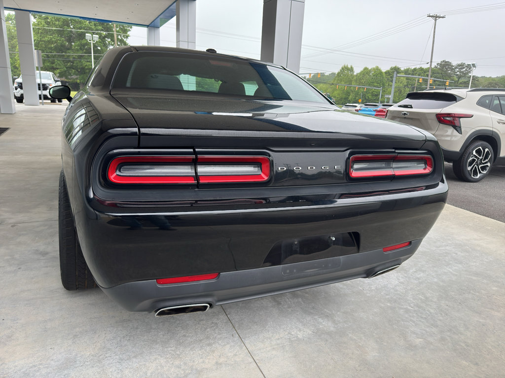 Used 2016 Dodge Challenger SXT RWD image 5