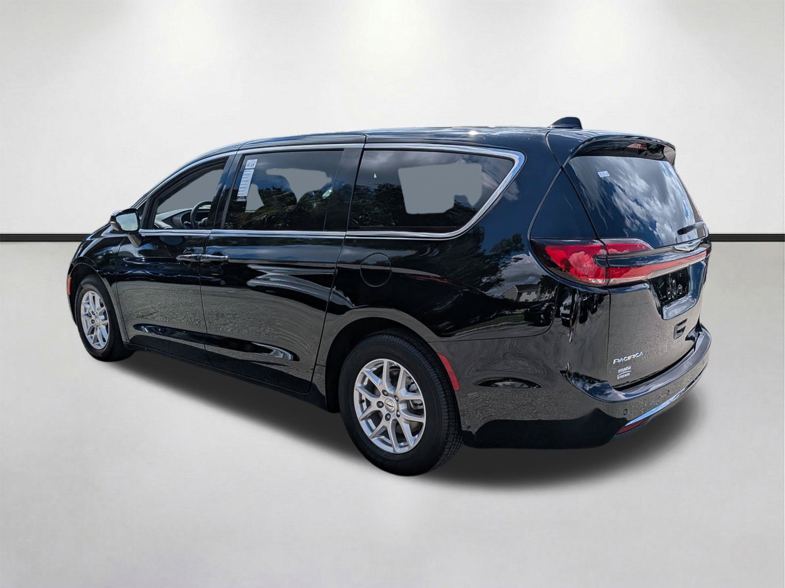 Used 2025 Chrysler Pacifica Select FWD image 6