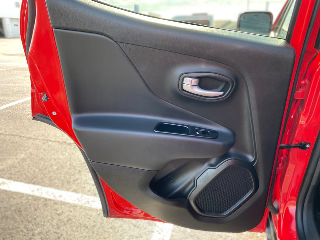 Used 2023 Jeep Renegade Latitude AWD/4WD image 16