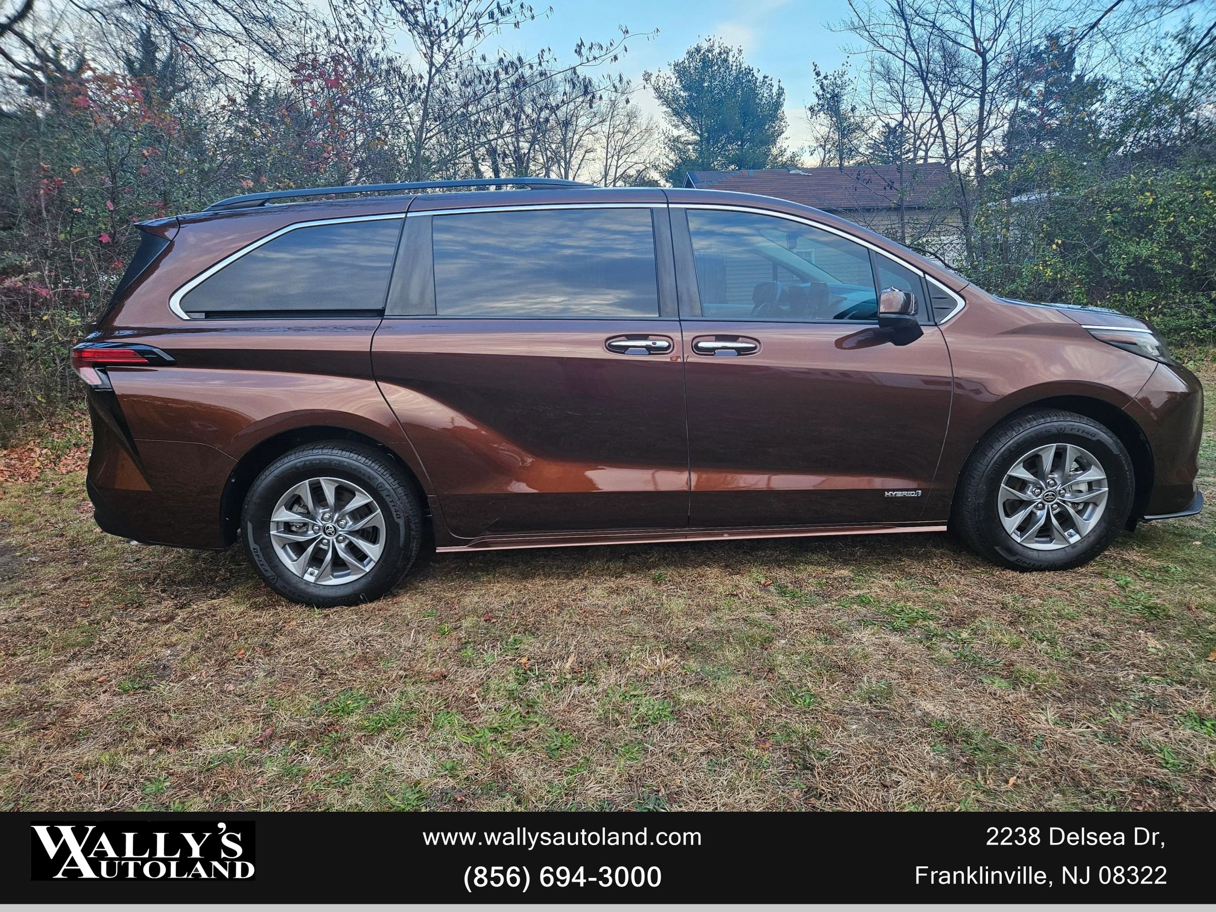 Used 2021 Toyota Sienna XLE image 3
