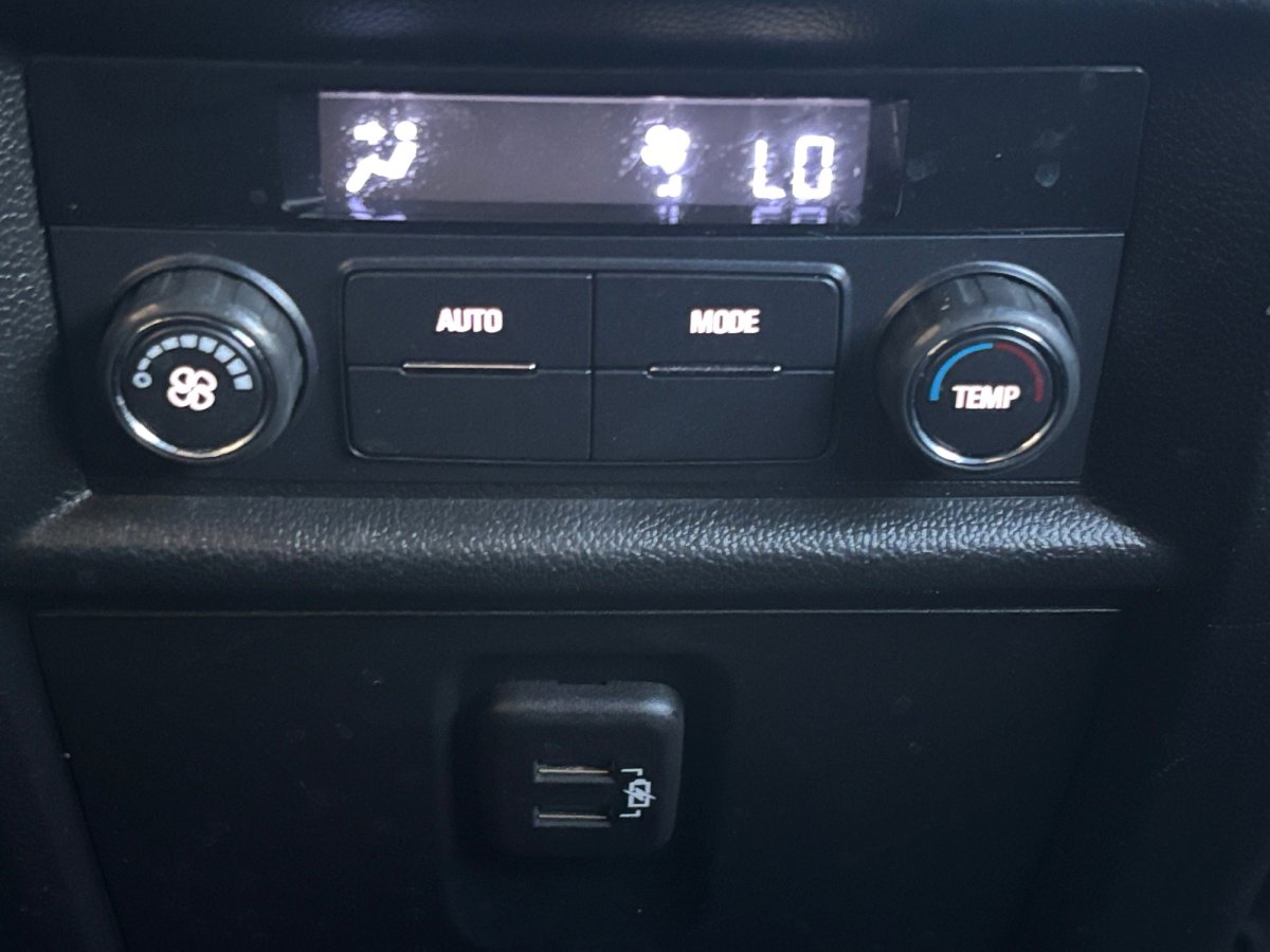 Used 2023 Chevrolet Traverse LT image 35