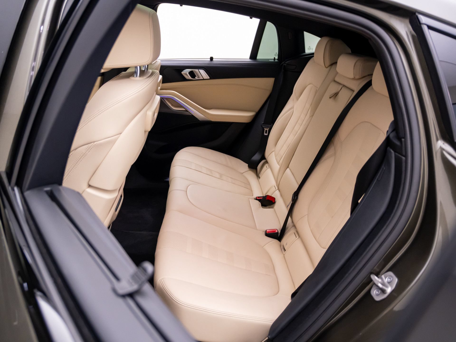 Used 2021 BMW X6 xDrive40i w/ M Sport Package AWD/4WD image 17