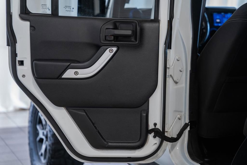 Used 2015 Jeep Wrangler Unlimited Rubicon w/ Connectivity Group image 31