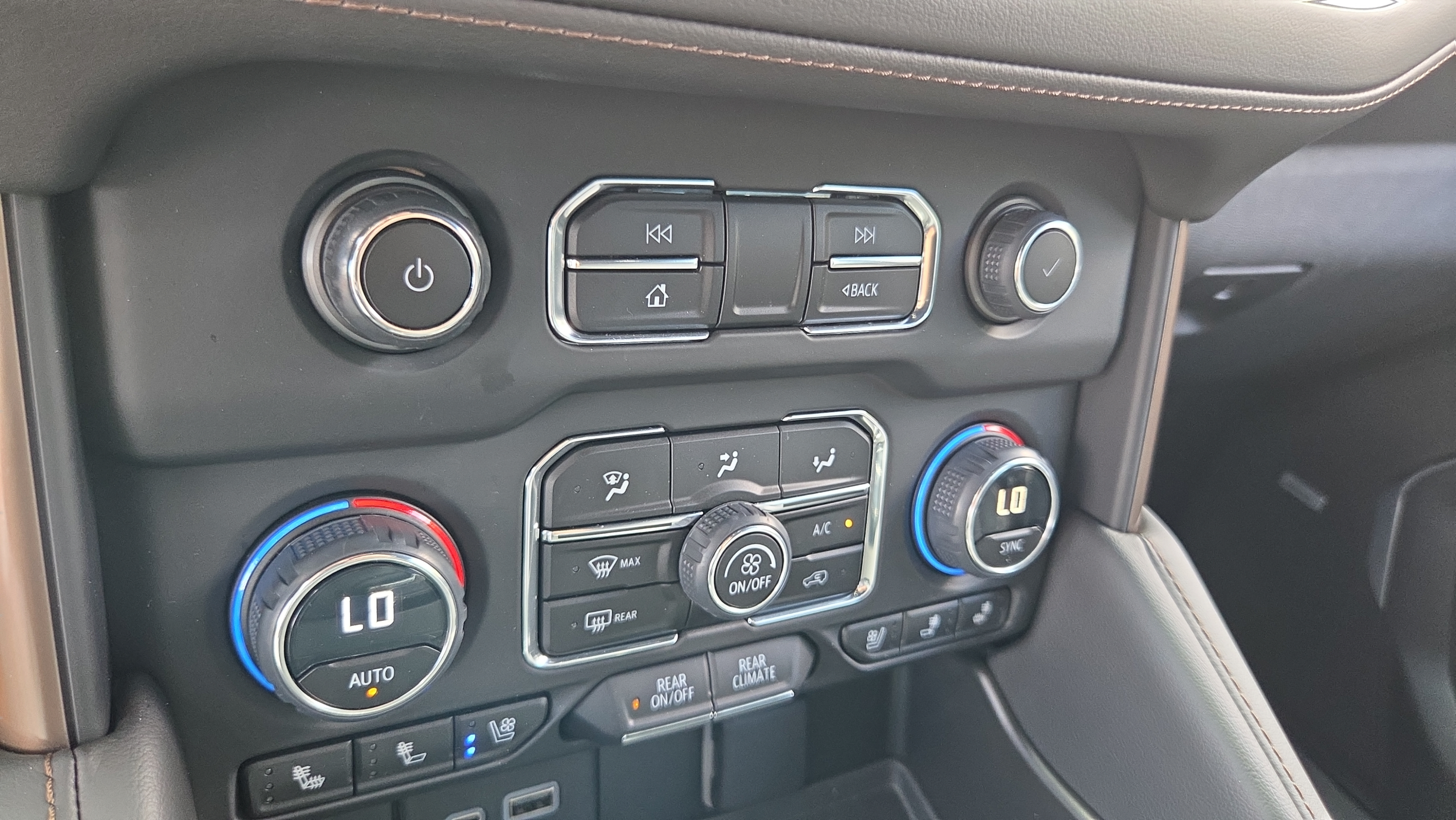 Certified 2023 Chevrolet Suburban High Country AWD/4WD image 25