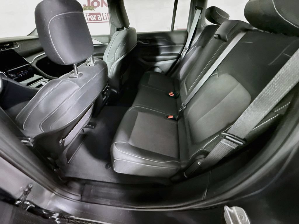 Used 2025 Jeep Grand Cherokee Laredo X AWD/4WD image 27