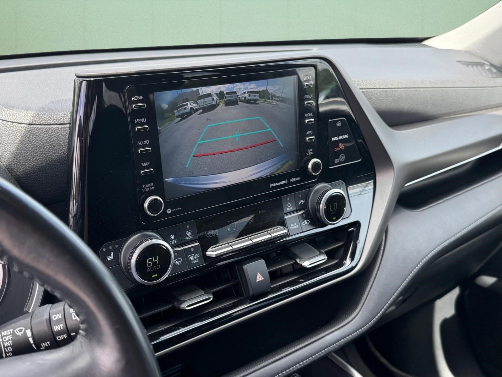 Used 2020 Toyota Highlander XLE FWD image 24