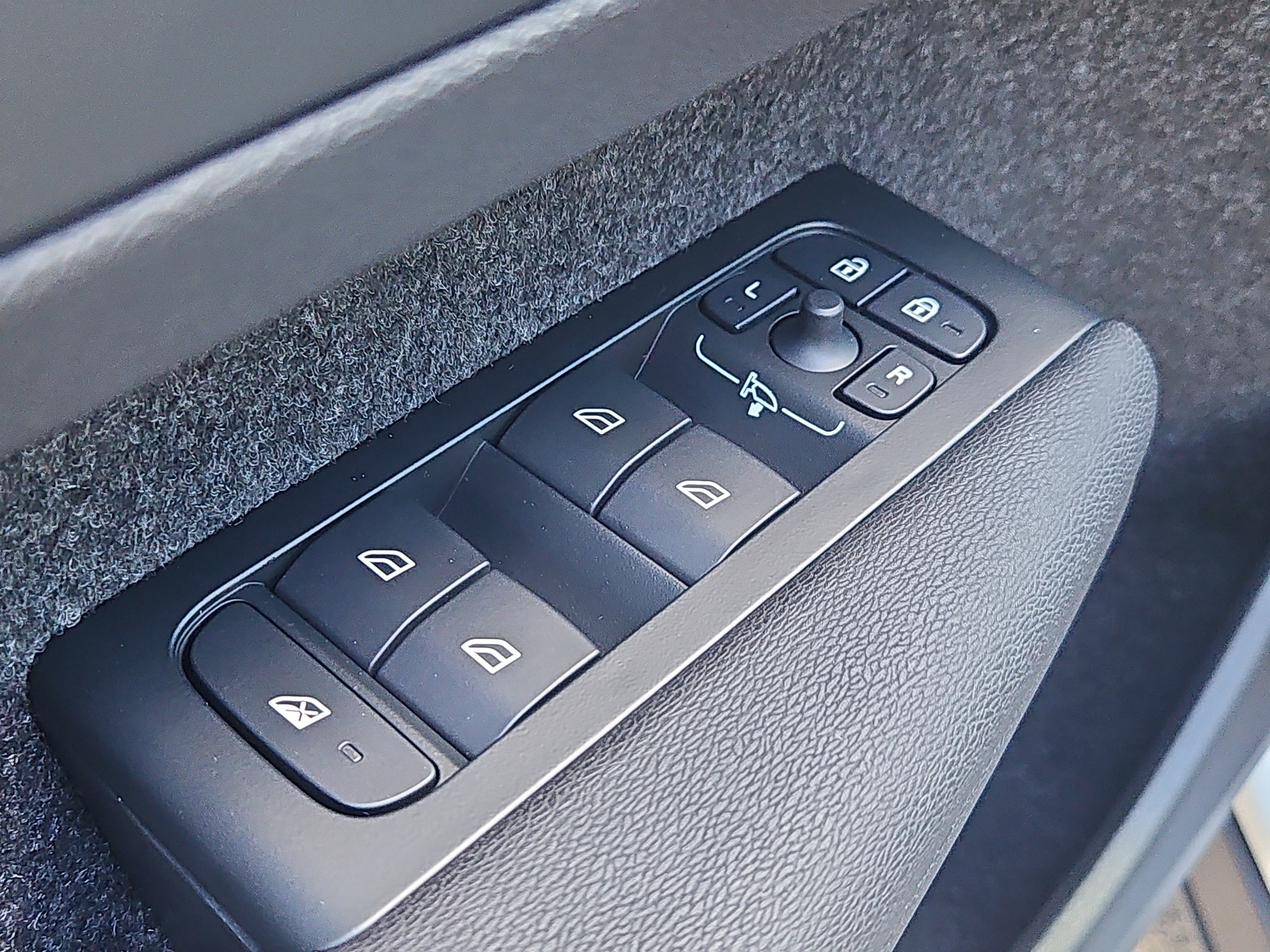 New 2026 Volvo XC40 B5 Plus w/ Protection Package Premier image 16