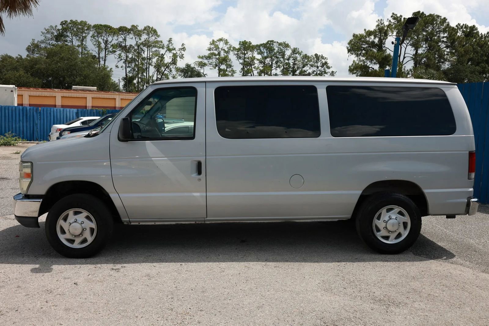 Used 2008 Ford E-150 and Econoline 150 Wagon RWD image 3