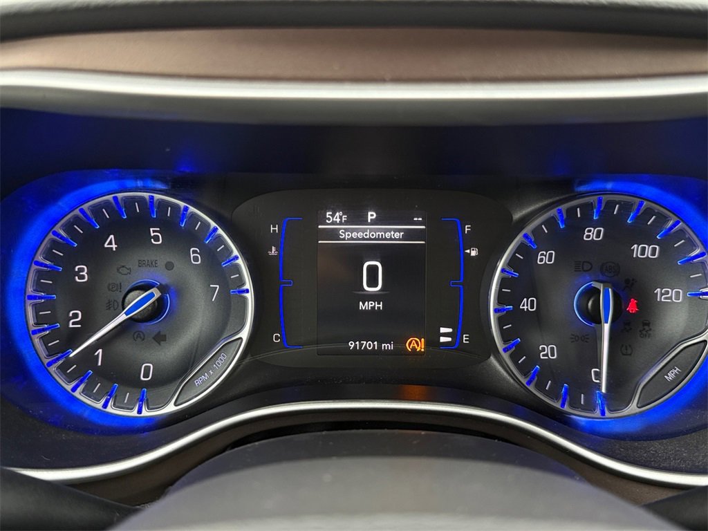 Used 2018 Chrysler Pacifica Touring-L image 13