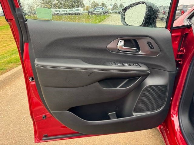 New 2026 Chrysler Pacifica Select image 8