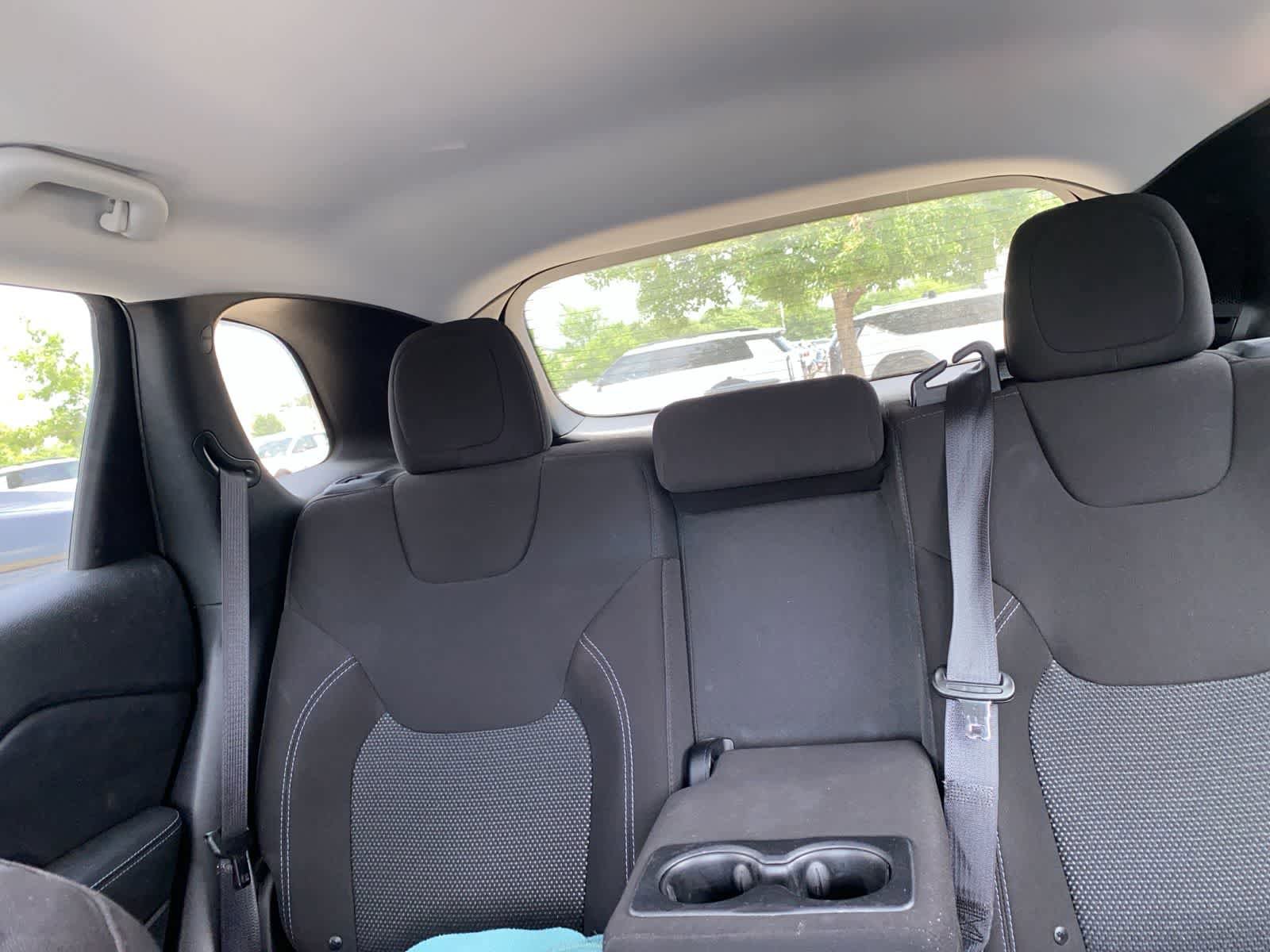 Used 2019 Jeep Cherokee Latitude w/ Popular Appearance Group FWD image 6
