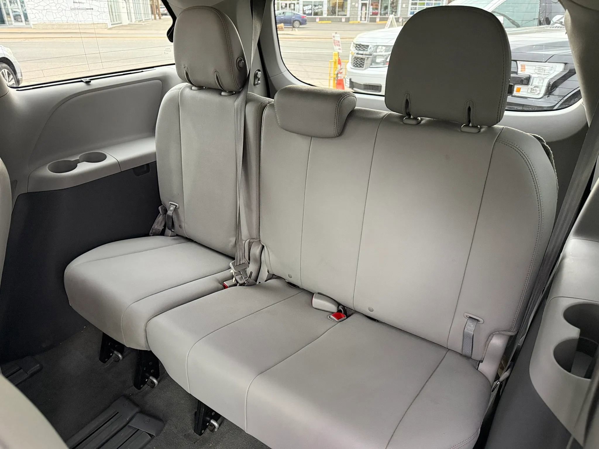 Used 2018 Toyota Sienna XLE w/ XLE Navigation Package FWD image 17