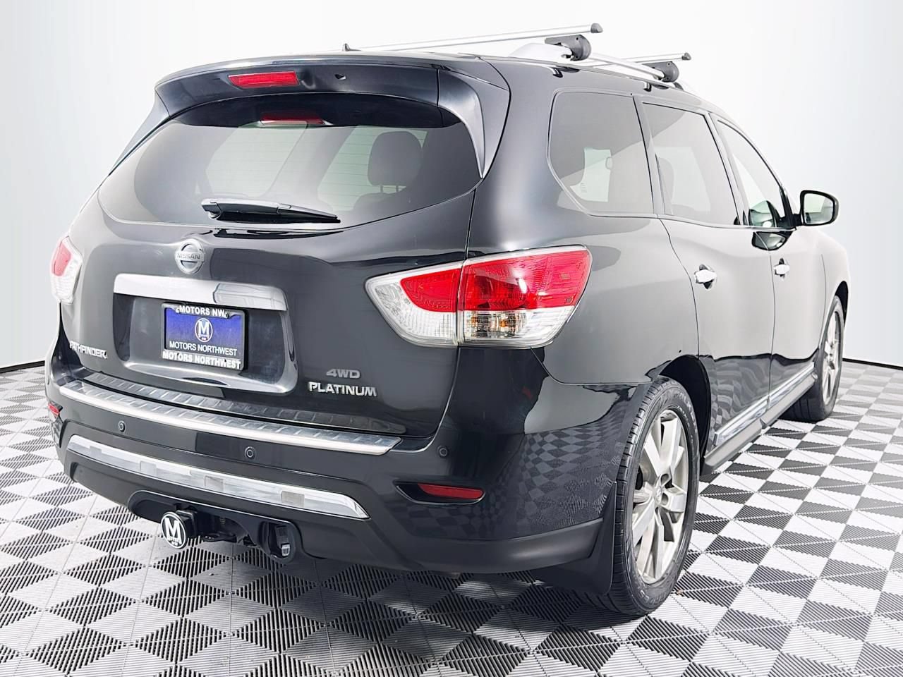 Used 2015 Nissan Pathfinder Platinum w/ Family Entertainment Package AWD/4WD image 24