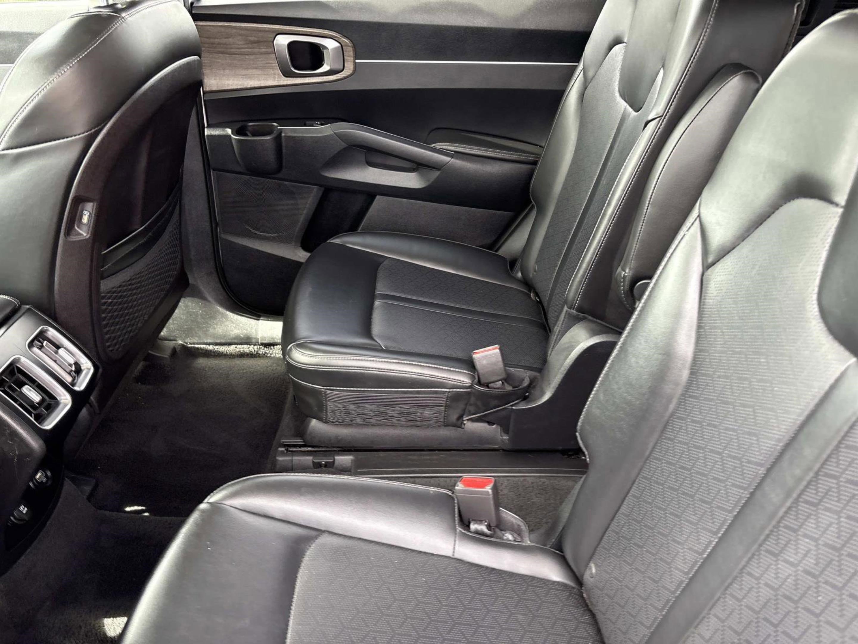 Used 2022 Kia Sorento EX w/ Panoramic Sunroof Package image 18