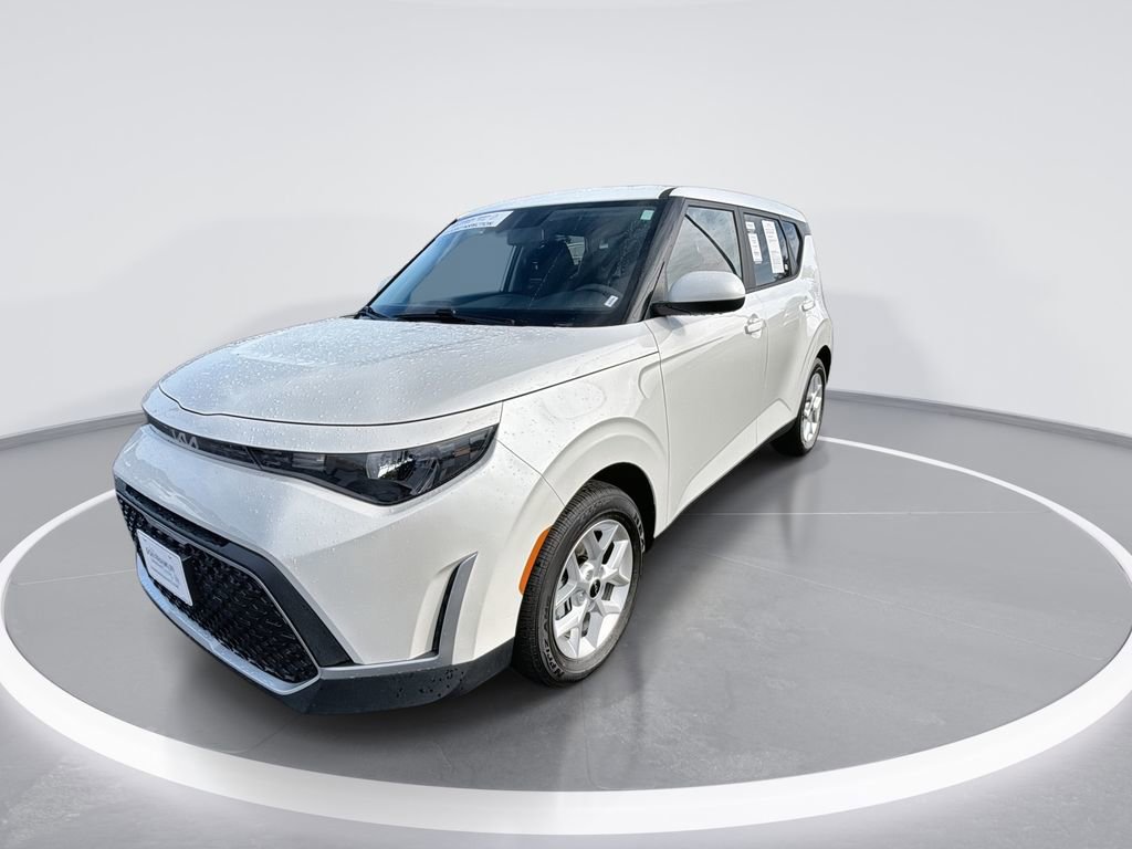 Used 2025 Kia Soul LX w/ LX Technology Package FWD image 4
