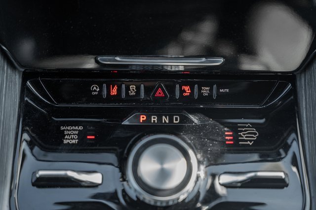 Used 2024 Jeep Wagoneer L Series III w/ Flexible Seating Group image 28