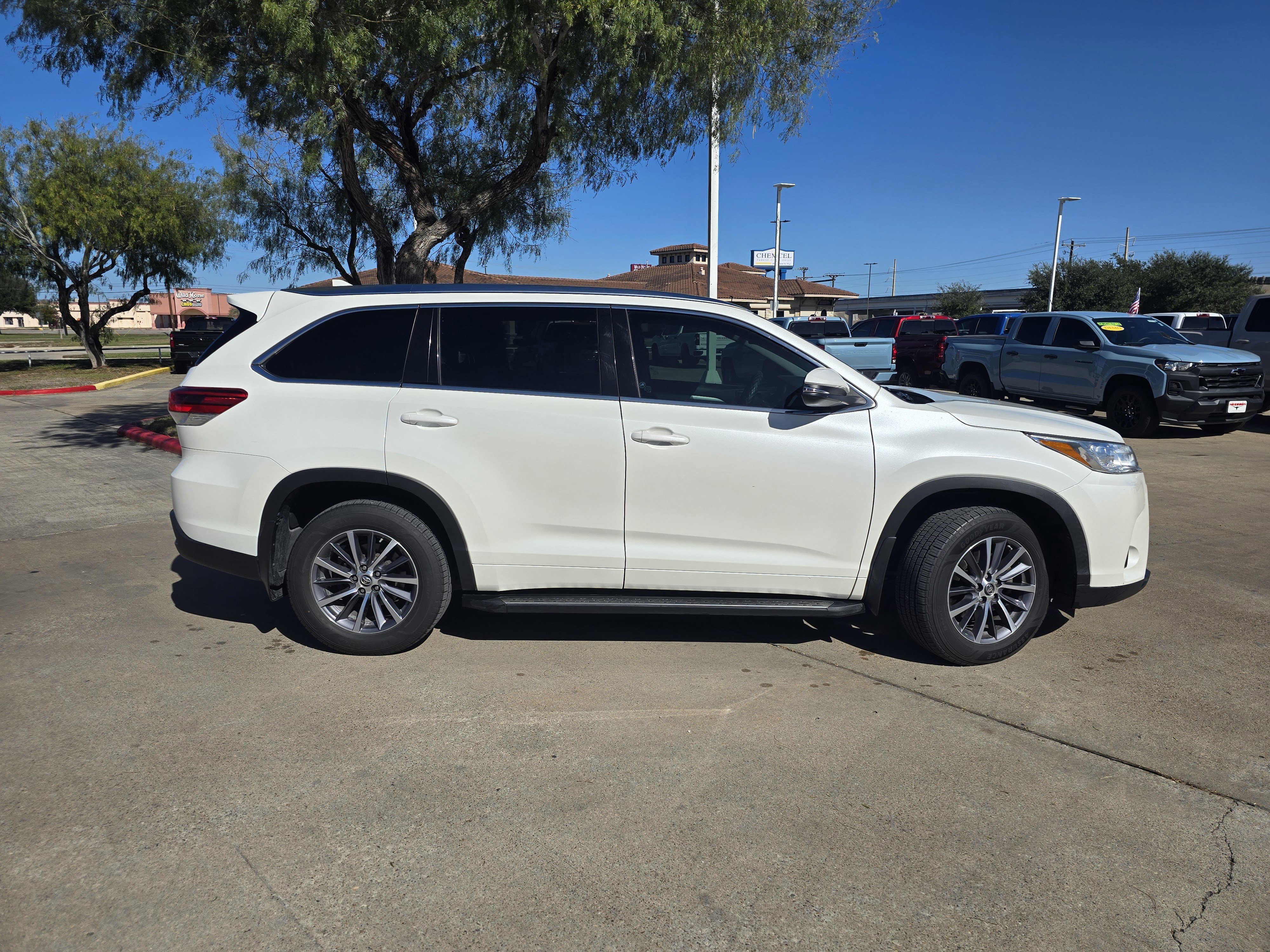 Used 2018 Toyota Highlander XLE image 2