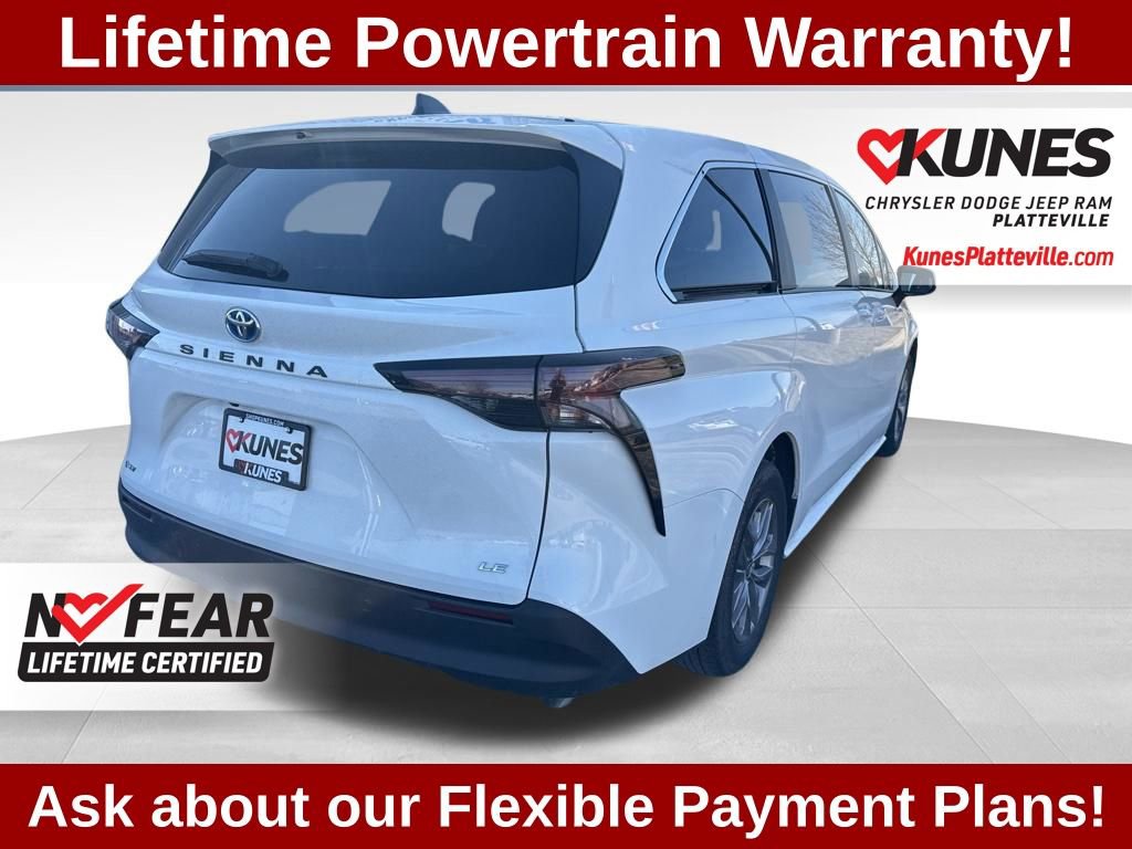 Used 2025 Toyota Sienna LE image 3