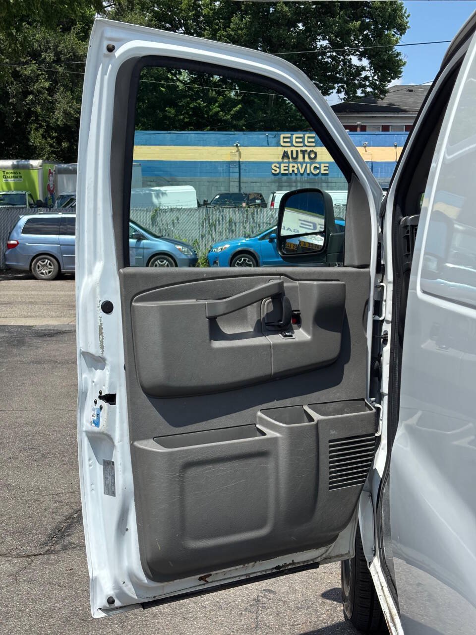 Used 2017 Chevrolet Express 2500 RWD image 9