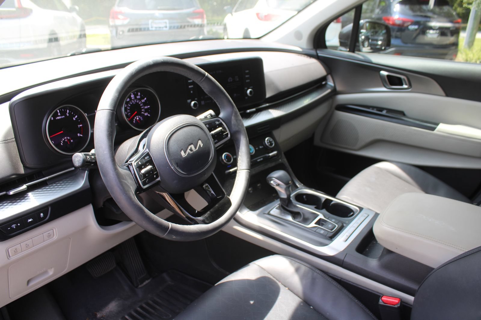 Used 2024 Kia Carnival LX FWD image 27