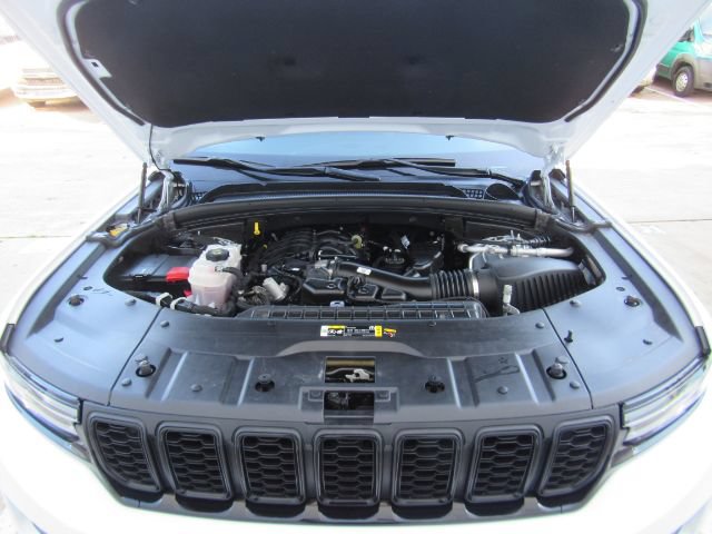 Used 2025 Jeep Grand Cherokee Altitude AWD/4WD image 52