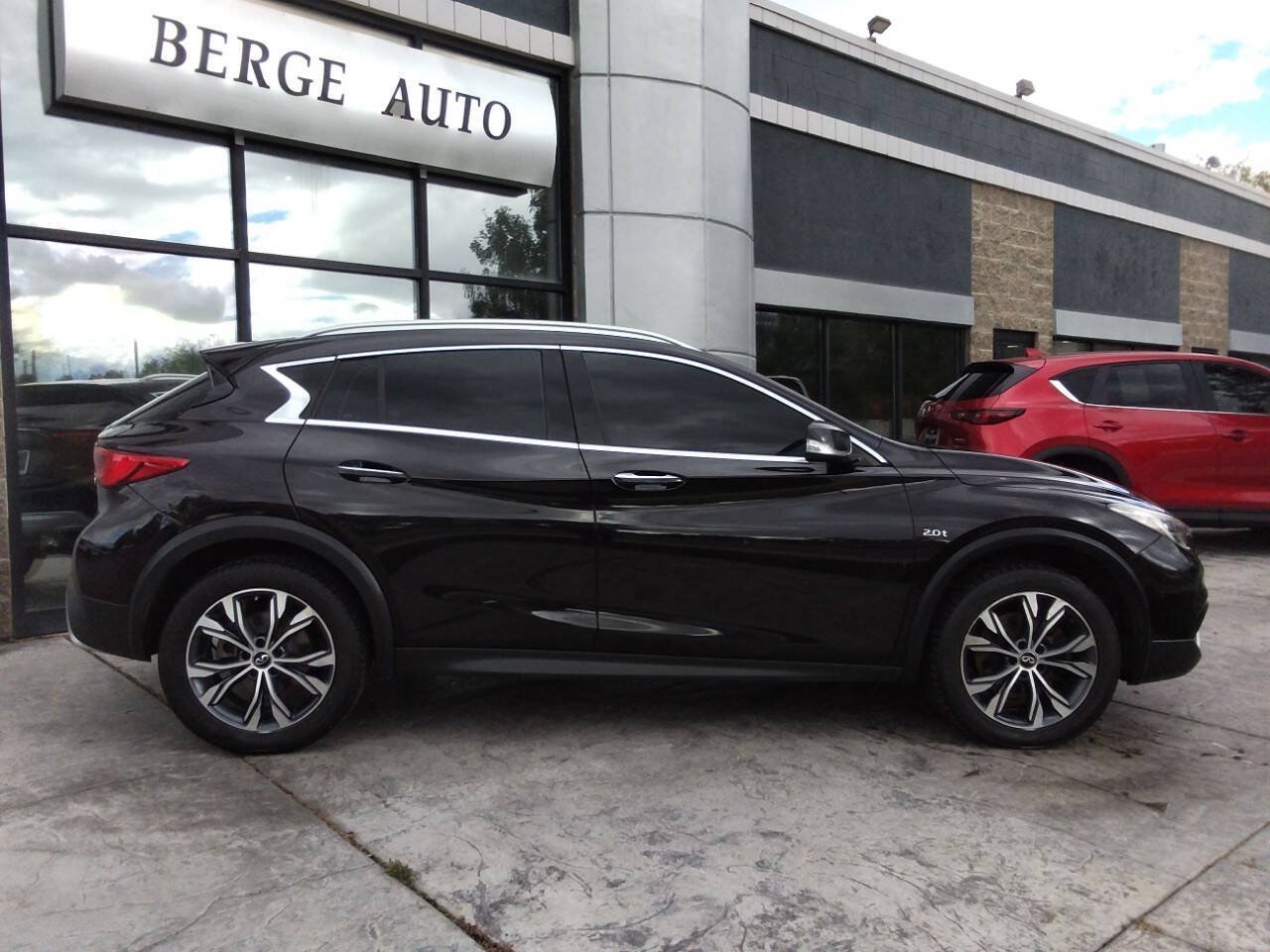Used 2017 INFINITI QX30 Premium w/ Navigation Package AWD/4WD image 6
