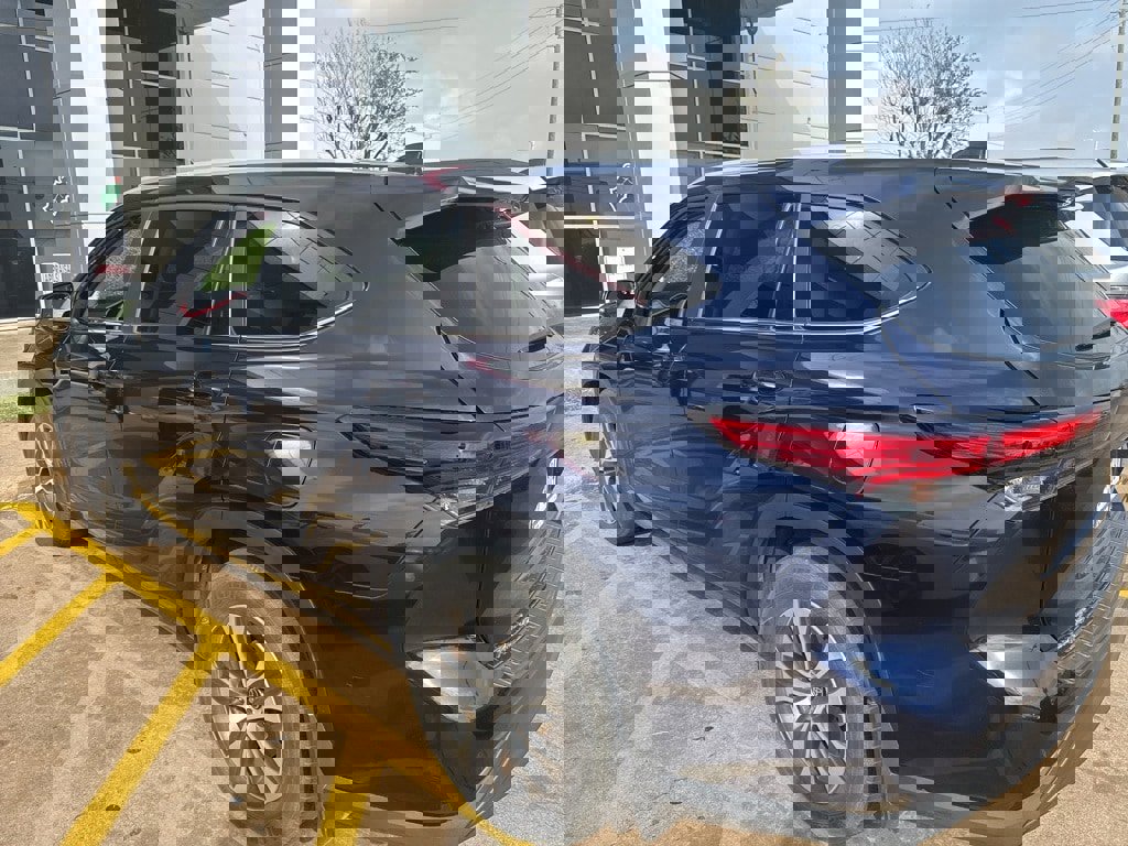 Used 2023 Toyota Highlander XLE image 4