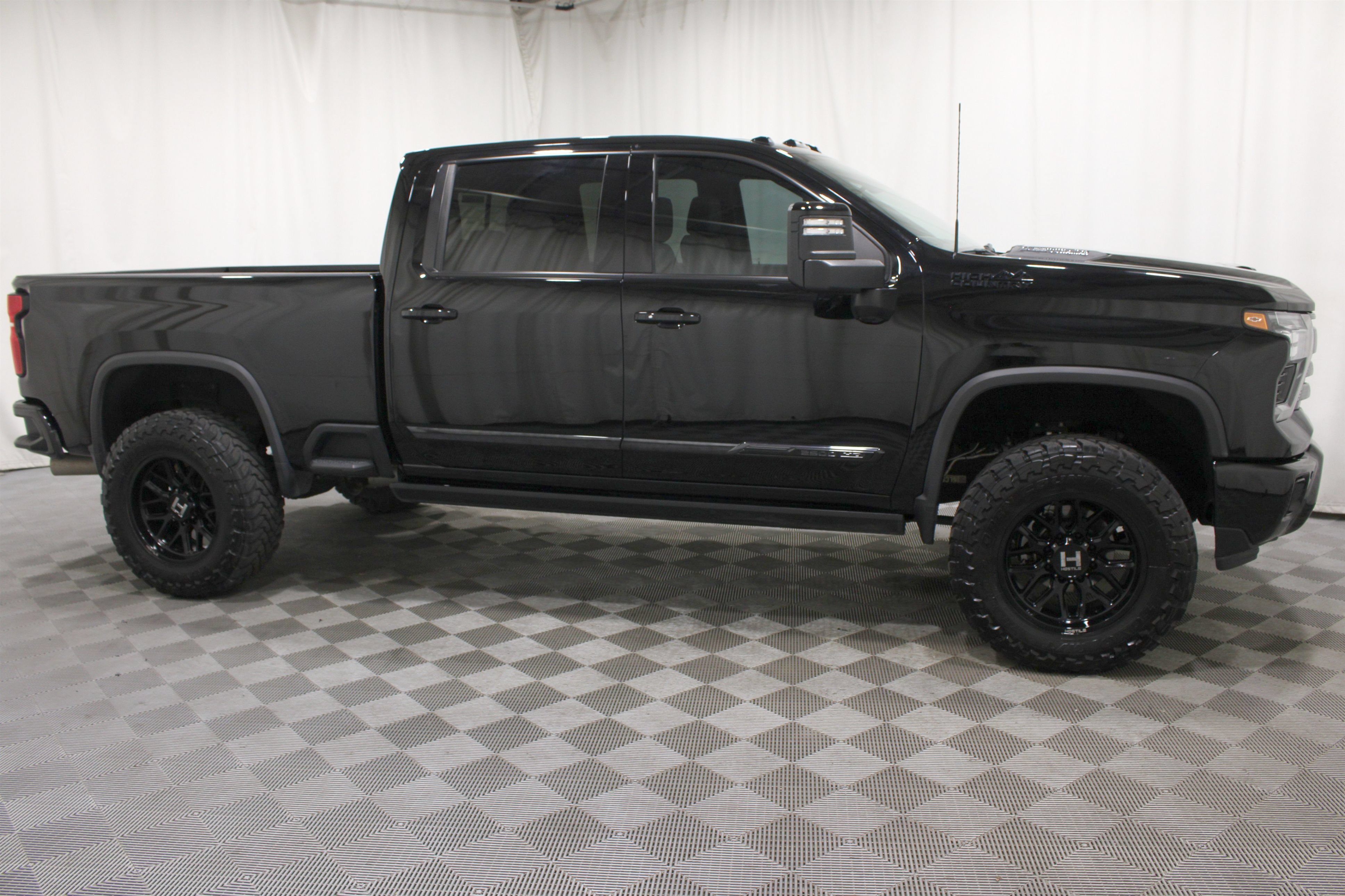 Used 2024 Chevrolet Silverado 2500 High Country w/ High Country Premium Package AWD/4WD image 28