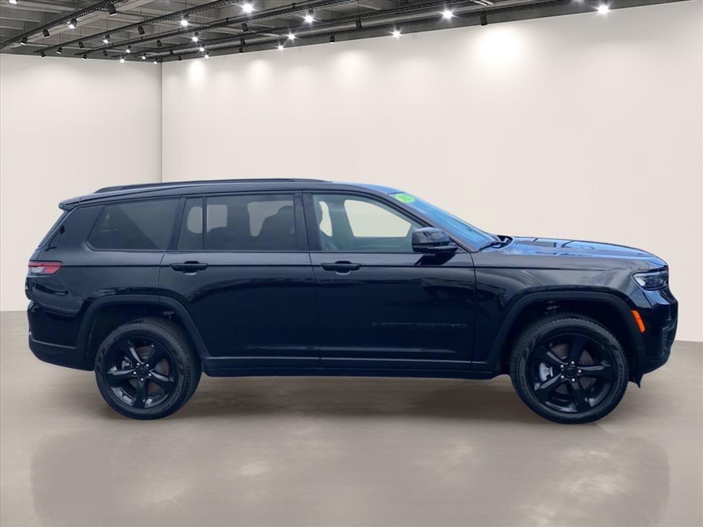 Used 2025 Jeep Grand Cherokee L Limited w/ Black Appearance Package AWD/4WD image 8
