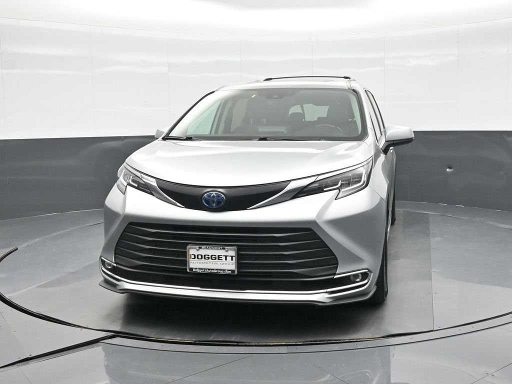 Used 2021 Toyota Sienna XLE image 12
